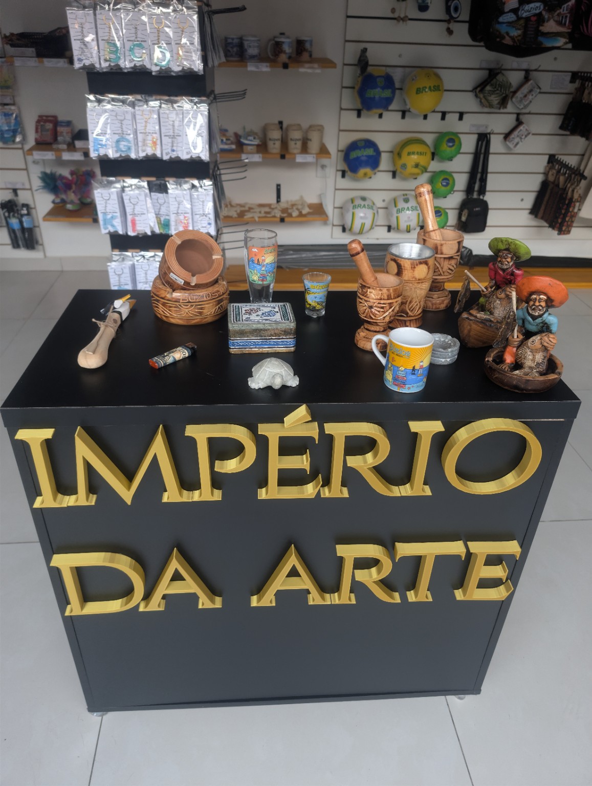 Balcão da Império da Arte com peças de artesanato e souvenirs