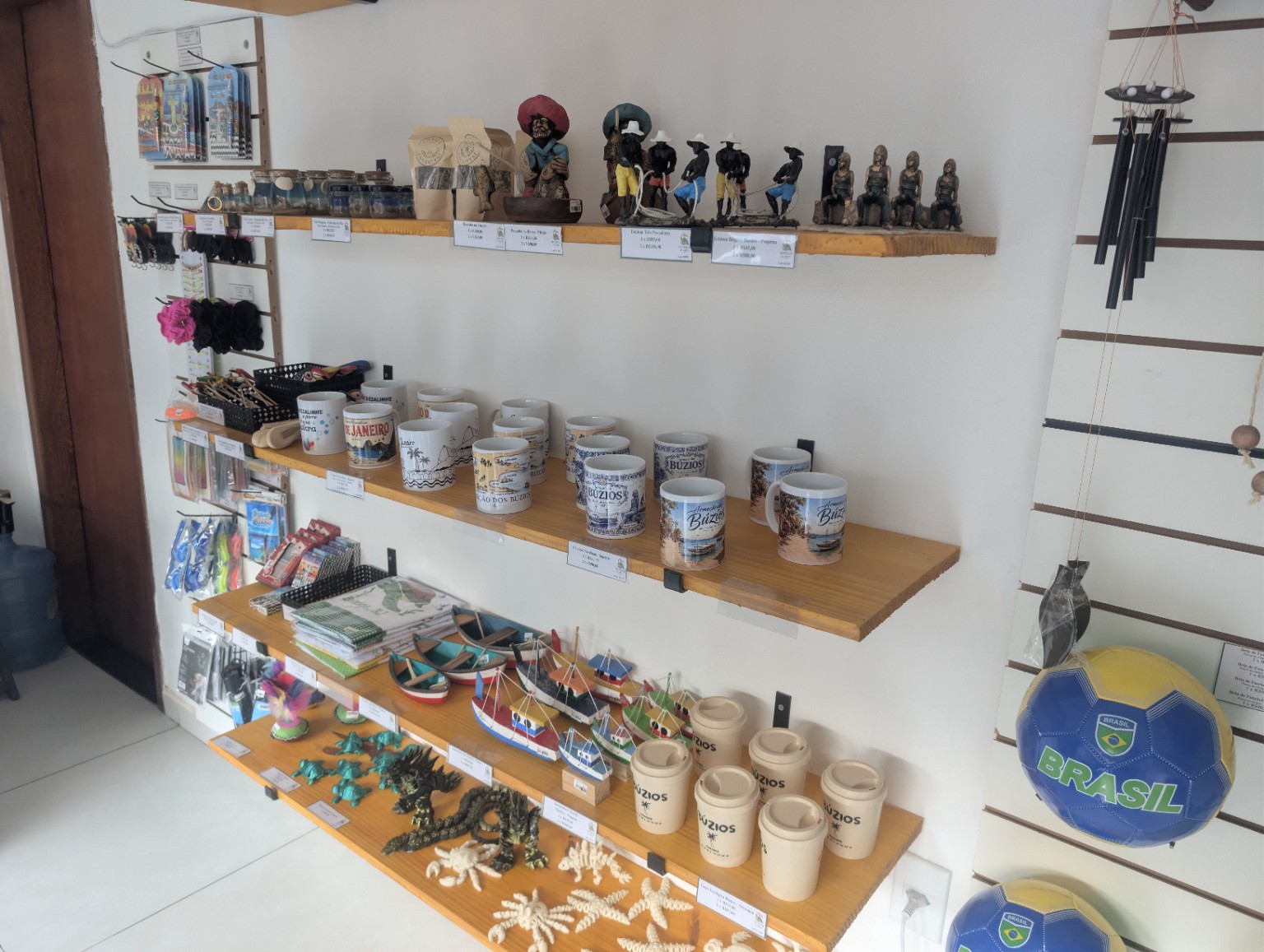 Expositor com souvenirs e artesanato na Império da Arte