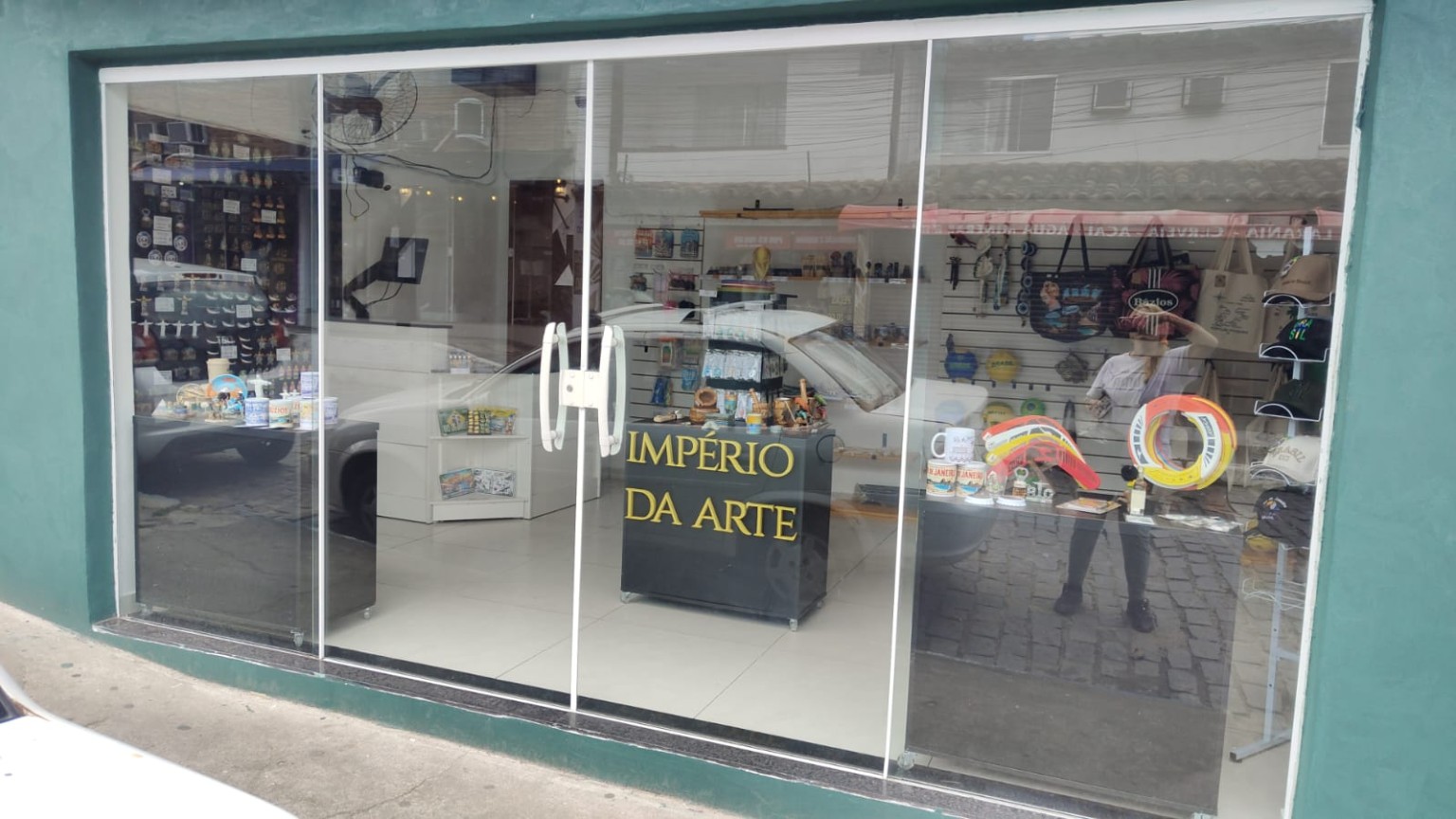 Fachada da Império da Arte na Rua Manoel José de Carvalho, Lote 225, no Centro de Búzios