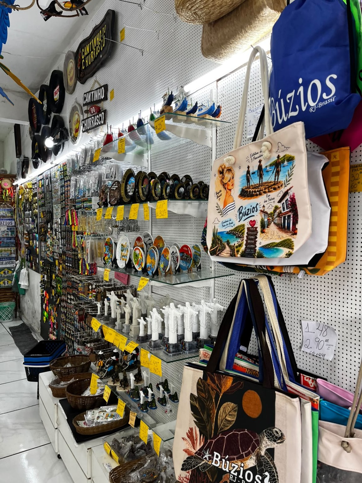 Expositor com bolsas, presentes e lembranças de Búzios