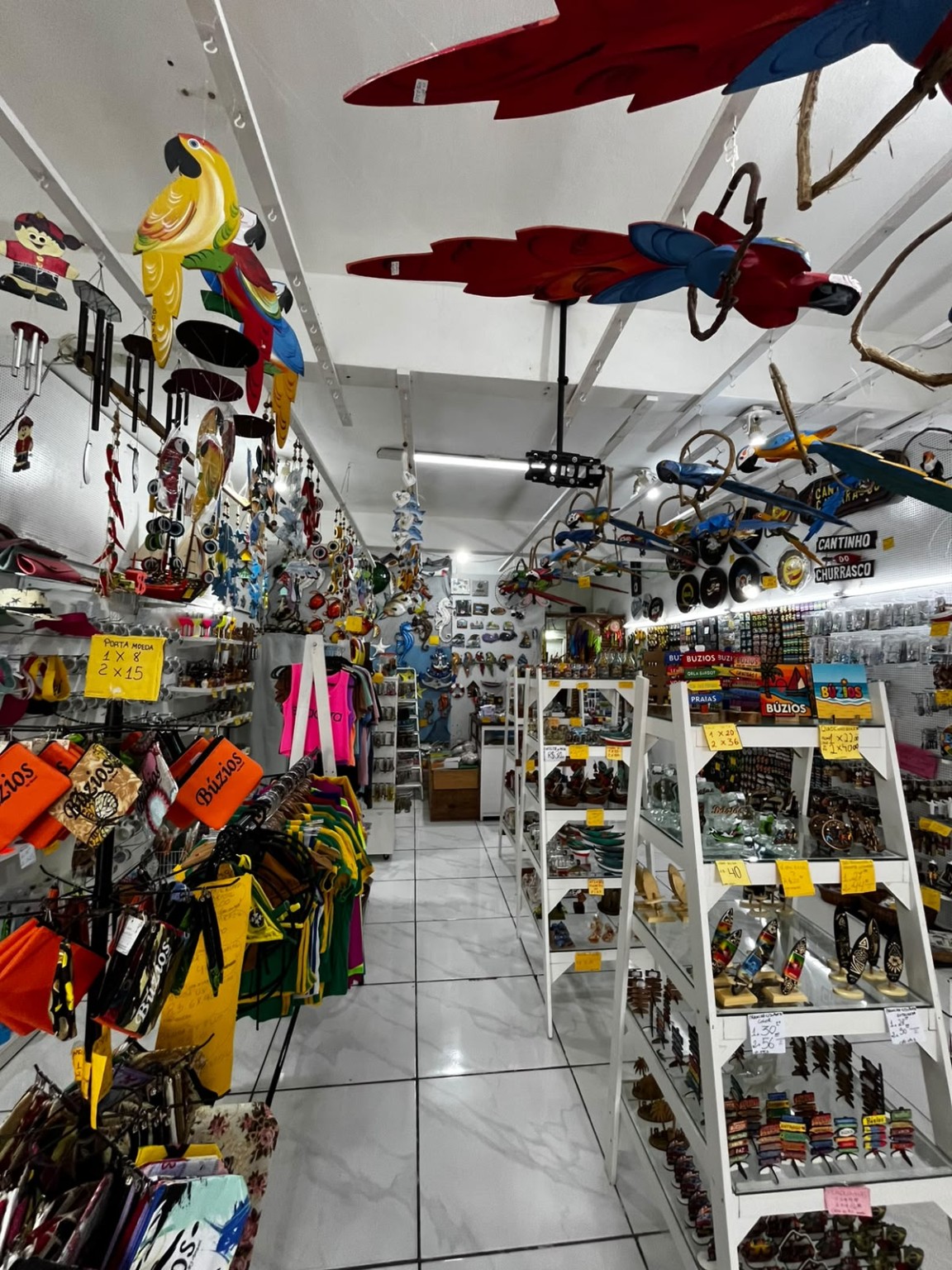 Interior da Império da Arte com souvenirs e artesanato brasileiro